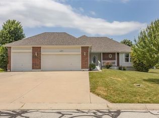 4420 SW Creekview Dr, Lees Summit, MO 64082