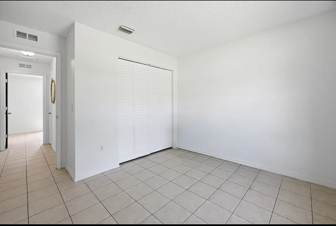 3 bed, 1118 sqft, $2,300 — Photo 3