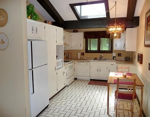 Eat-in Kitchen w/Vaulted Ceiling