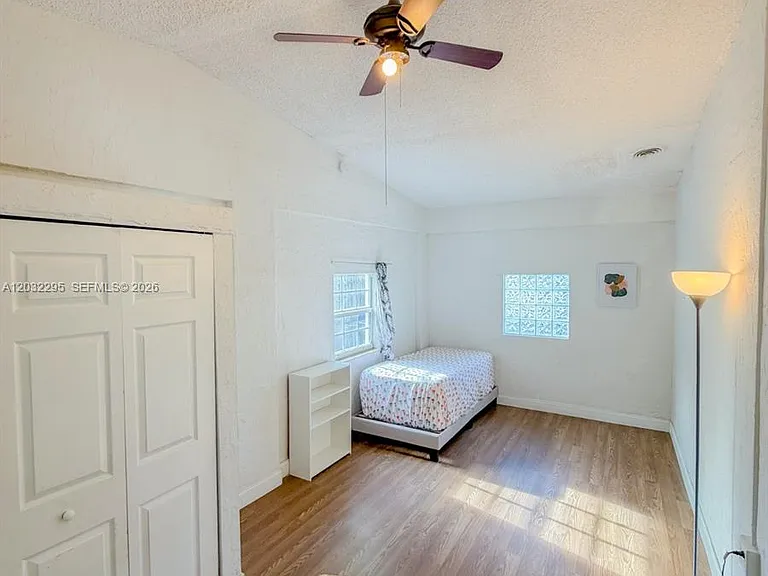 2740 Dewey St — Photo 3