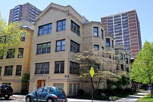 1st image of 4194 N Clarendon Ave #1