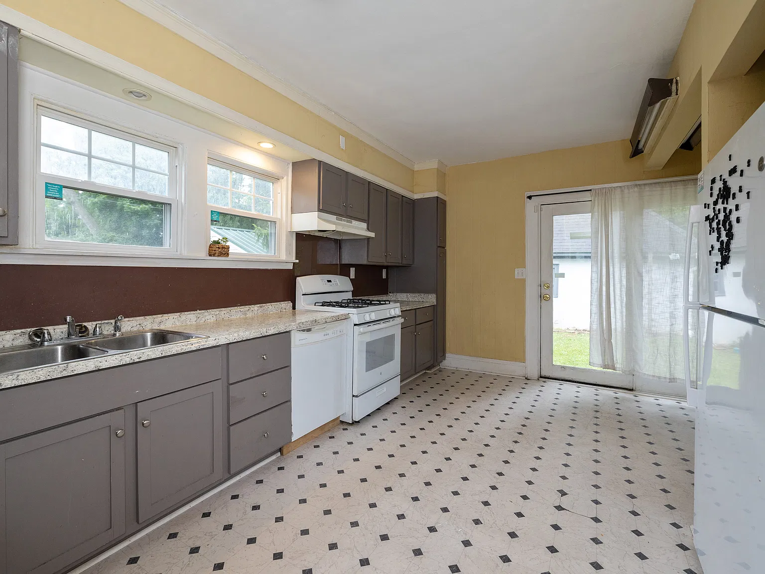 5 bed, 2032 sqft, $4,500 — Photo 2