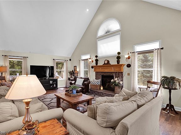 4th image of 495 Rolling Hills Dr