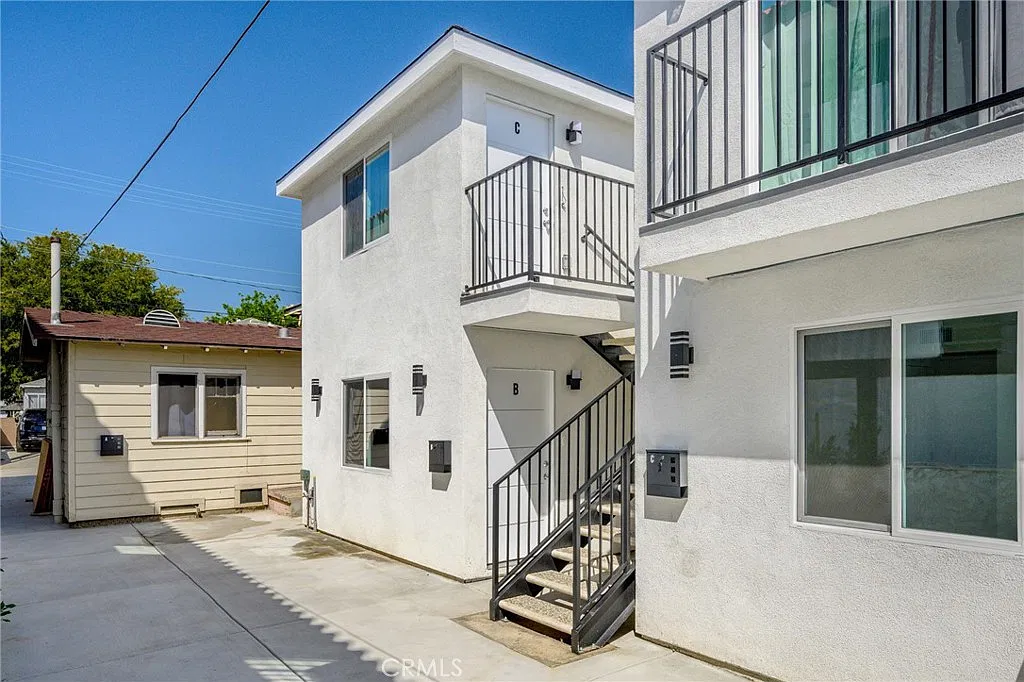 2 bed, 1000 sqft, $3,300 — Photo 1