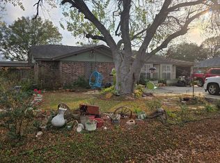 2414 Goldenrod St, Highlands, TX 77562