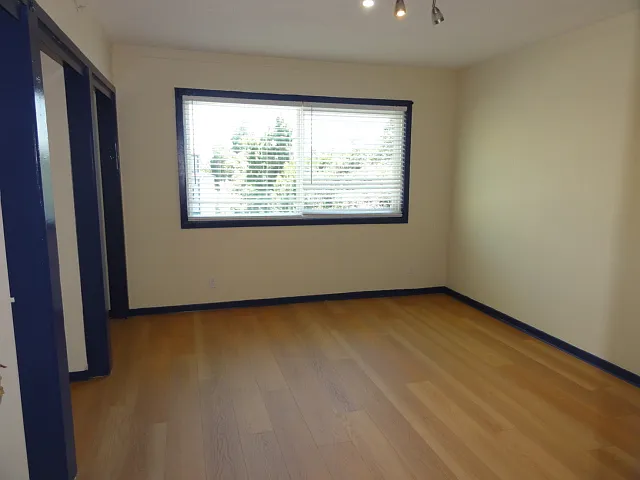 12 bed, $1,200 — Photo 1