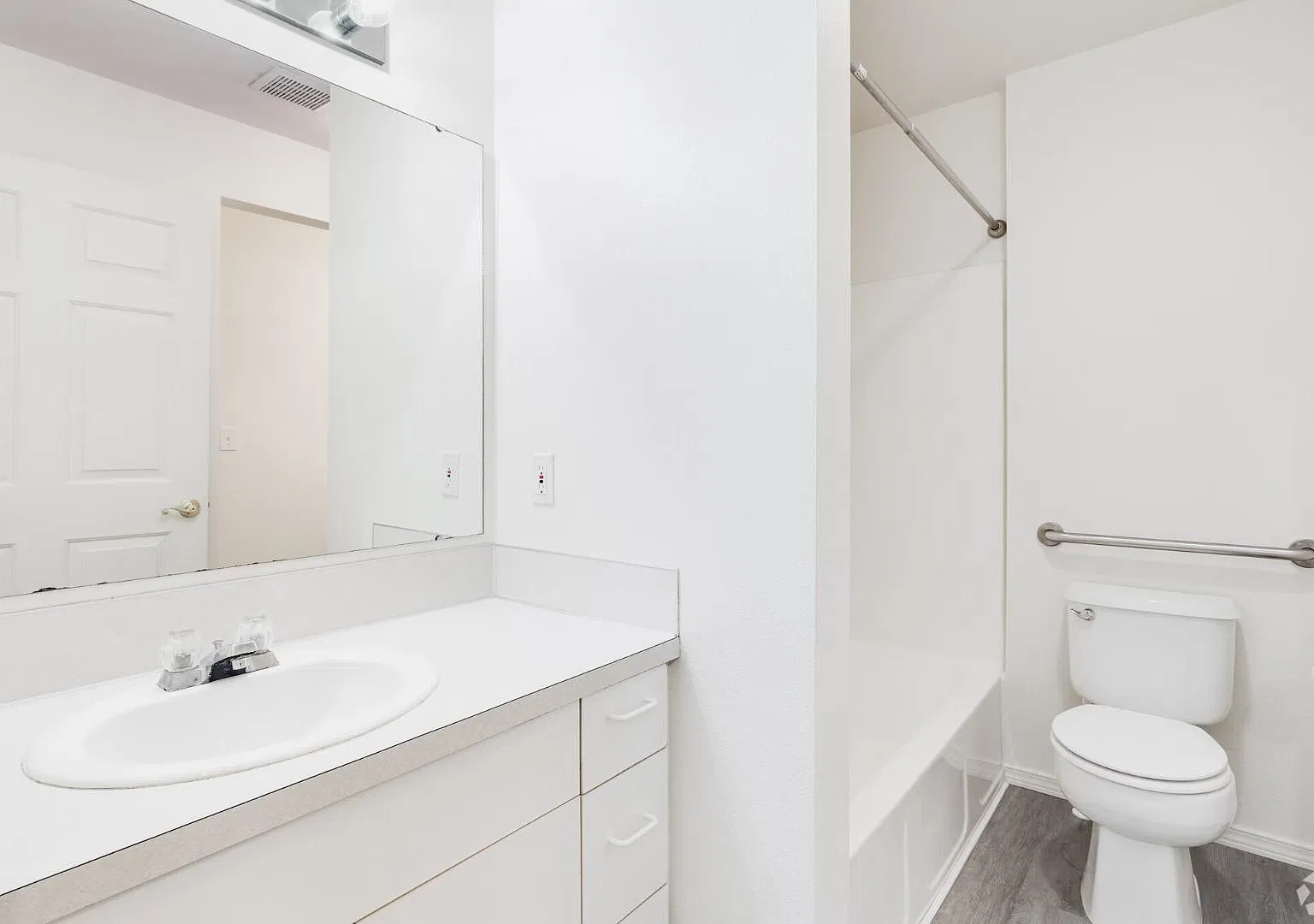 2705 Wildwood Cir - 2705-104 — Photo 2