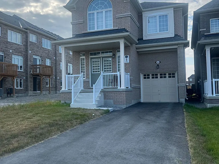 1052 Matthew Murray Cres — Photo 1