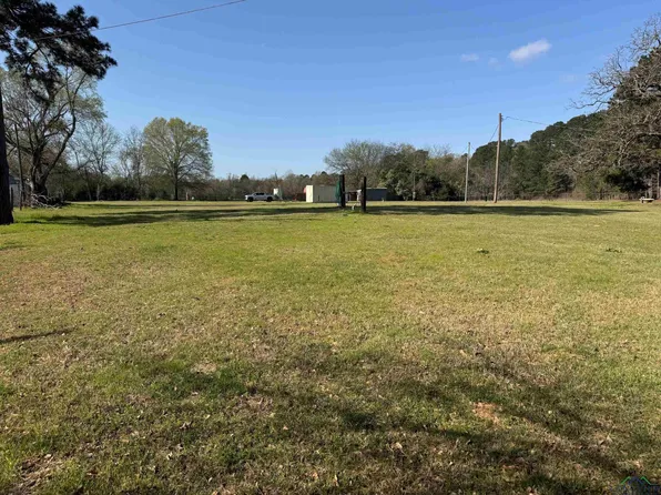 1829 W Gay Ave, Gladewater, TX 75647