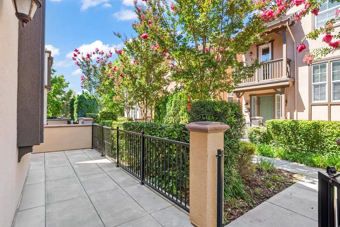 3 bed, 2.5 bath, 1950 sqft, $5,680 — Photo 3