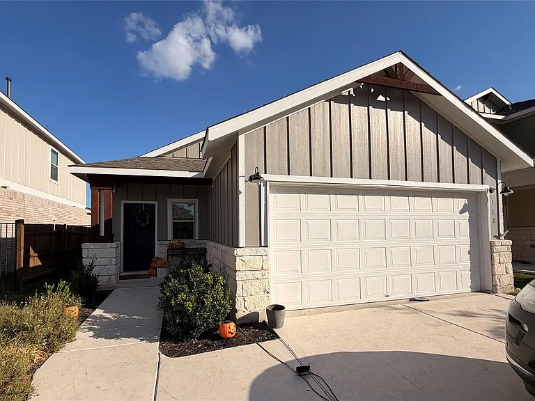 112 Bennington Dr — Photo 2
