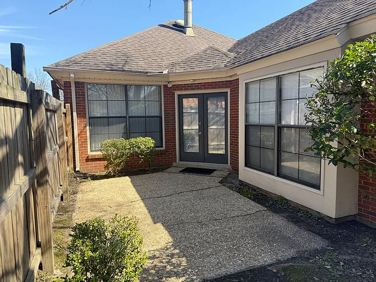 1944 Woodrun Dr — Photo 2