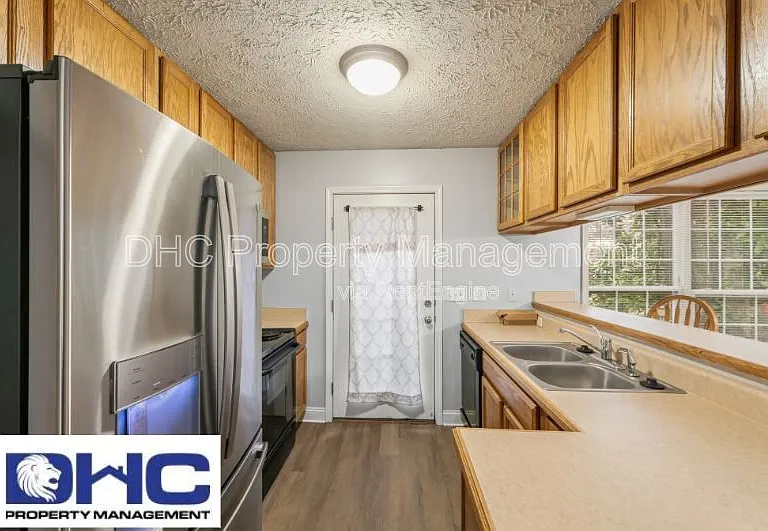 1352 Elizabeth Ln — Photo 4