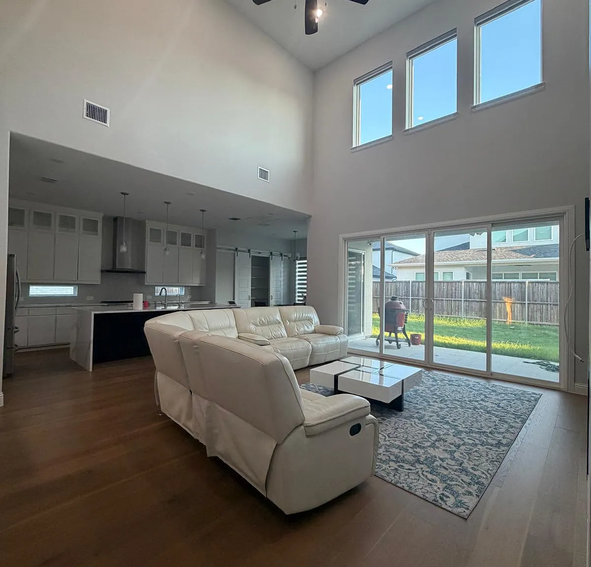 5 bed, 5.5 bath, 4336 sqft, $6,500 — Photo 2