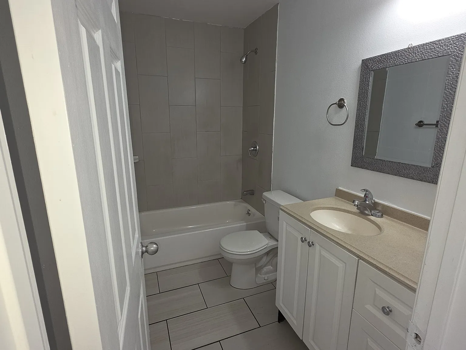 2 bed, 800 sqft, $2,280 — Photo 3