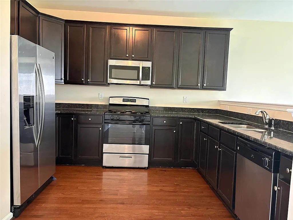 3 bed, 2.5 bath, 2100 sqft, $2,695 — Photo 4