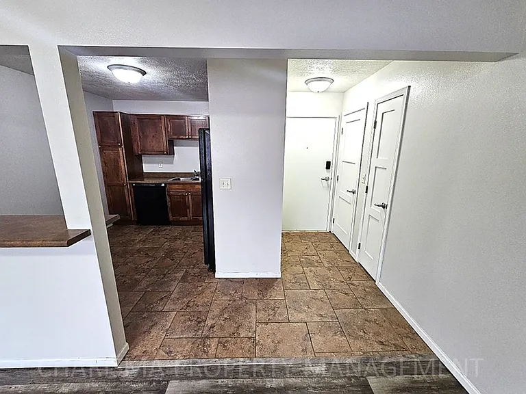 Sixth Street Apartments — Photo 17