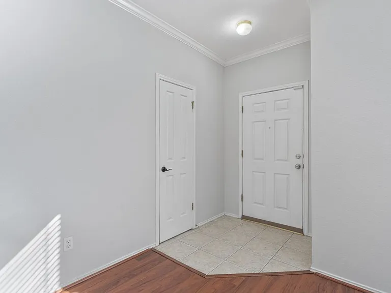 120 Brazos Ln — Photo 3