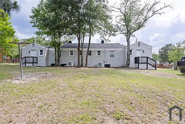 3 bed, 890 sqft, $1,390 — Photo 1