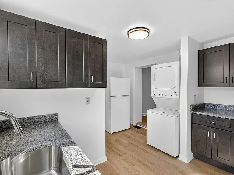 733 Center St — Photo 12