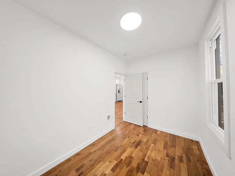 319 William St #1-0904 — Photo 11