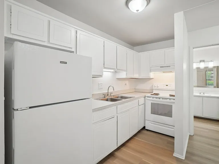 Taylor Gardens Apartments — Photo 8