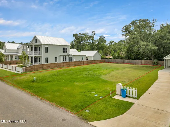 433 Bills Ave, Ocean Springs, MS 39564