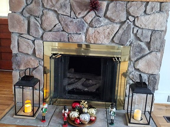 Gas fireplace in Livingroom.