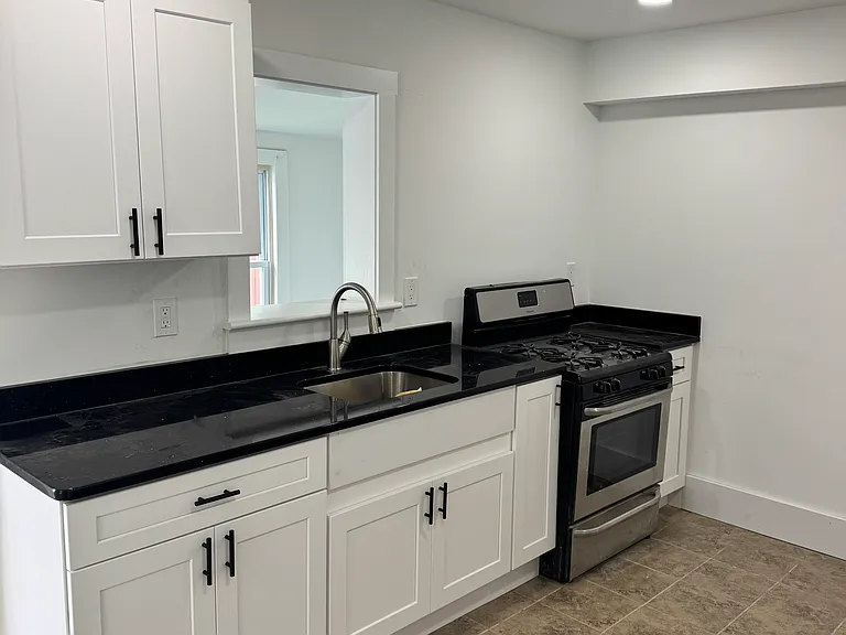 324 N Indiana Ave — Photo 2