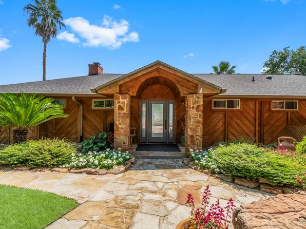 155 Greenbriar Dr, Livingston, TX 77351