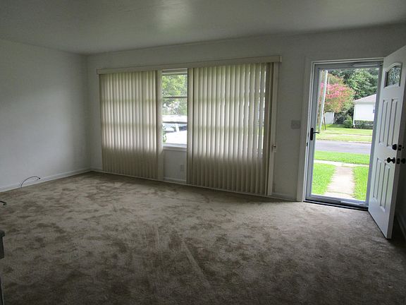3rd image of 1402 Sunset Dr