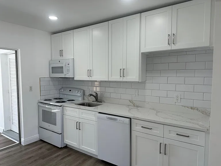 1404 SE 3rd Ter — Photo 2