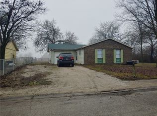 918 W Elizabeth St, Paris, IL 61944
