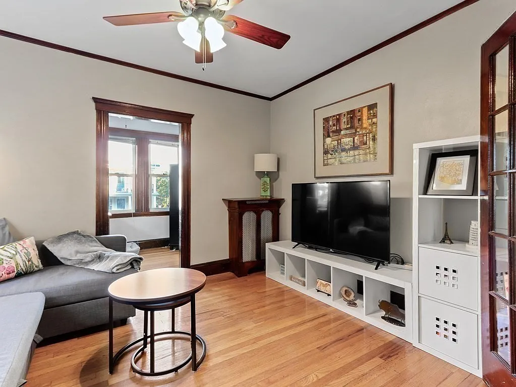 2 bed, 730 sqft, $3,200 — Photo 2
