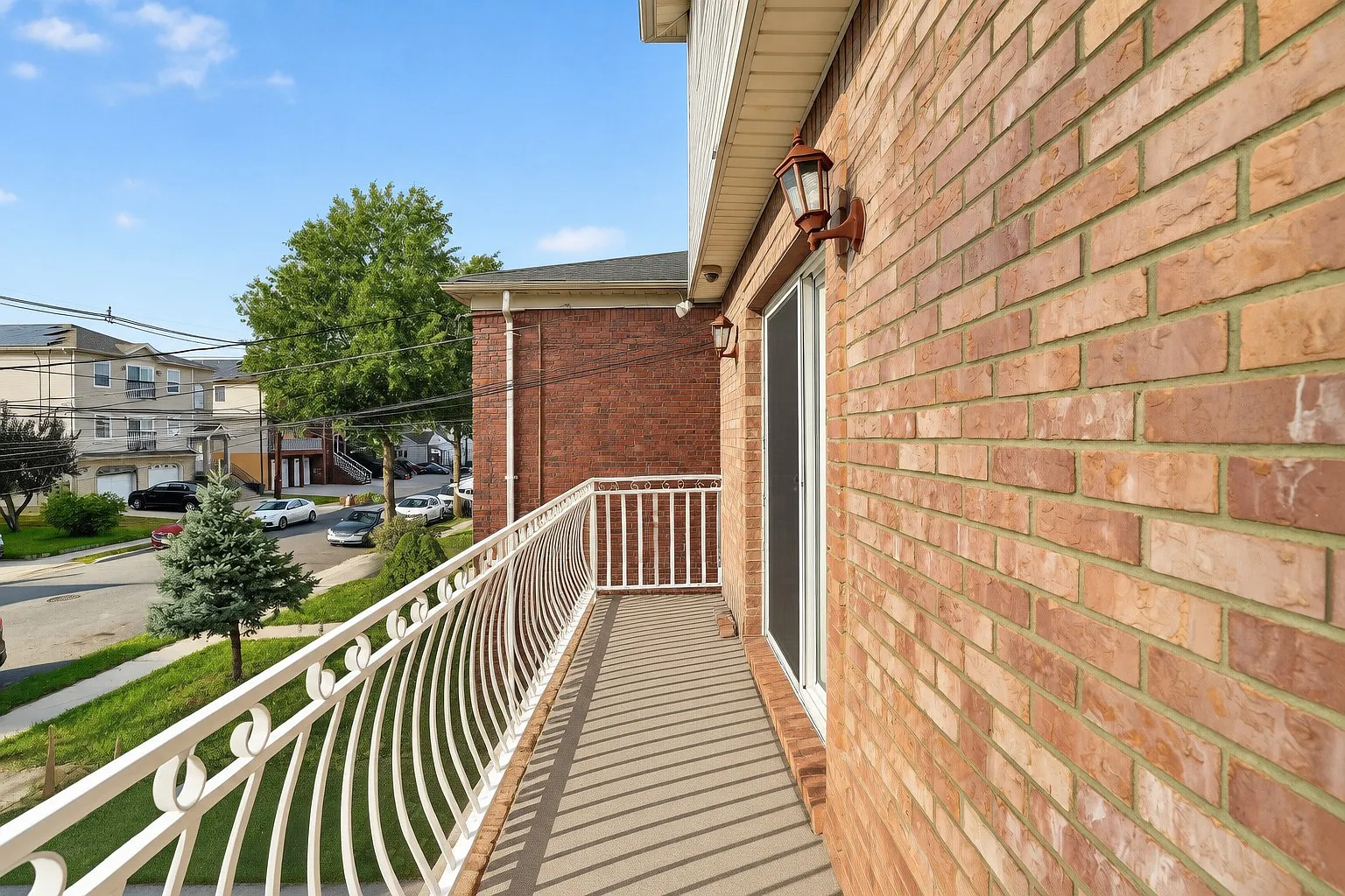 921 Jackson Ave — Photo 2