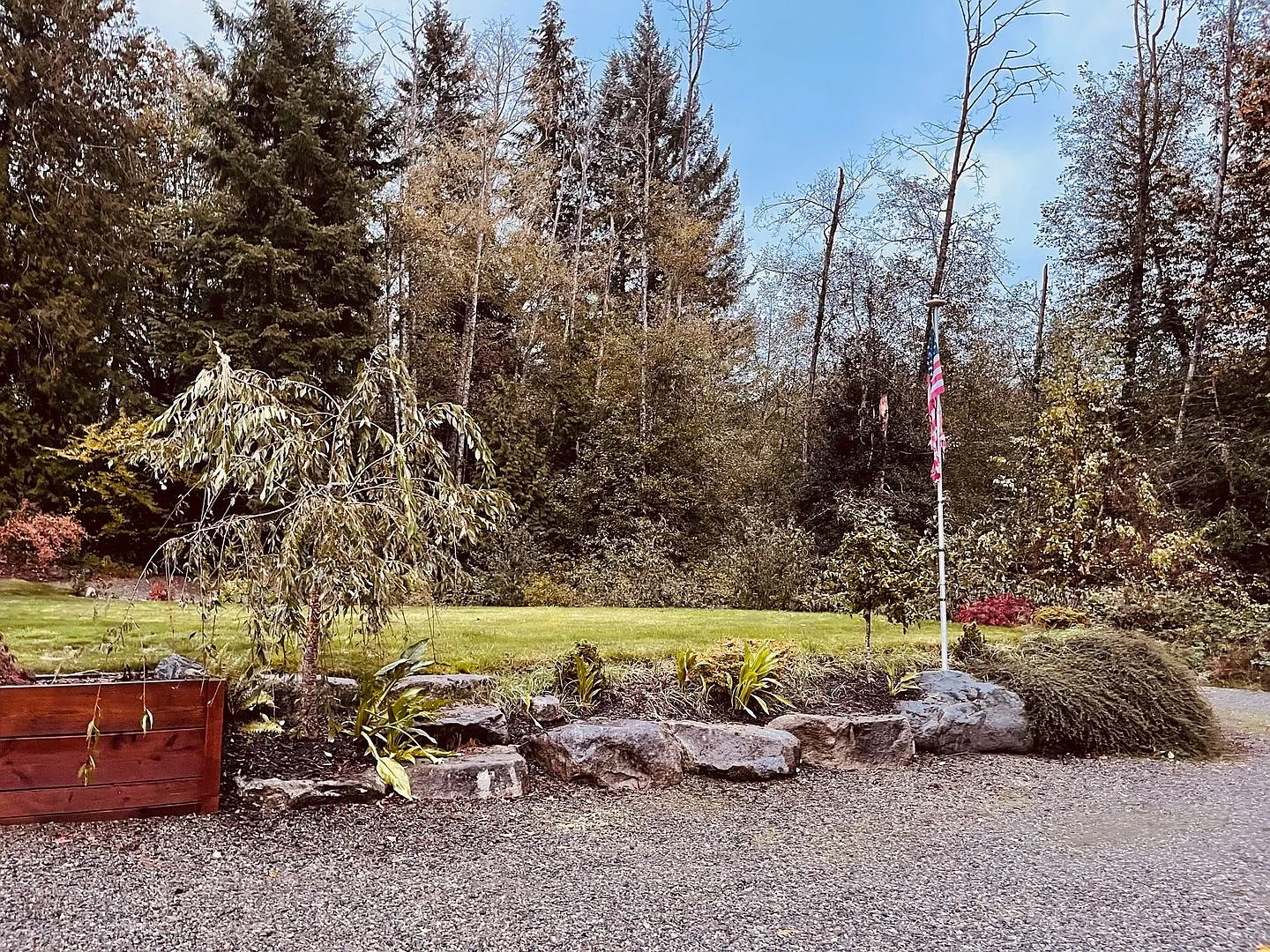 In town Kingston ....one story home on beautifully sunny and private acreage — Photo 2