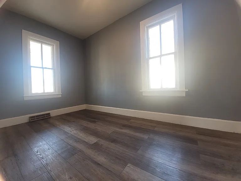 1323 W 4th St — Photo 2