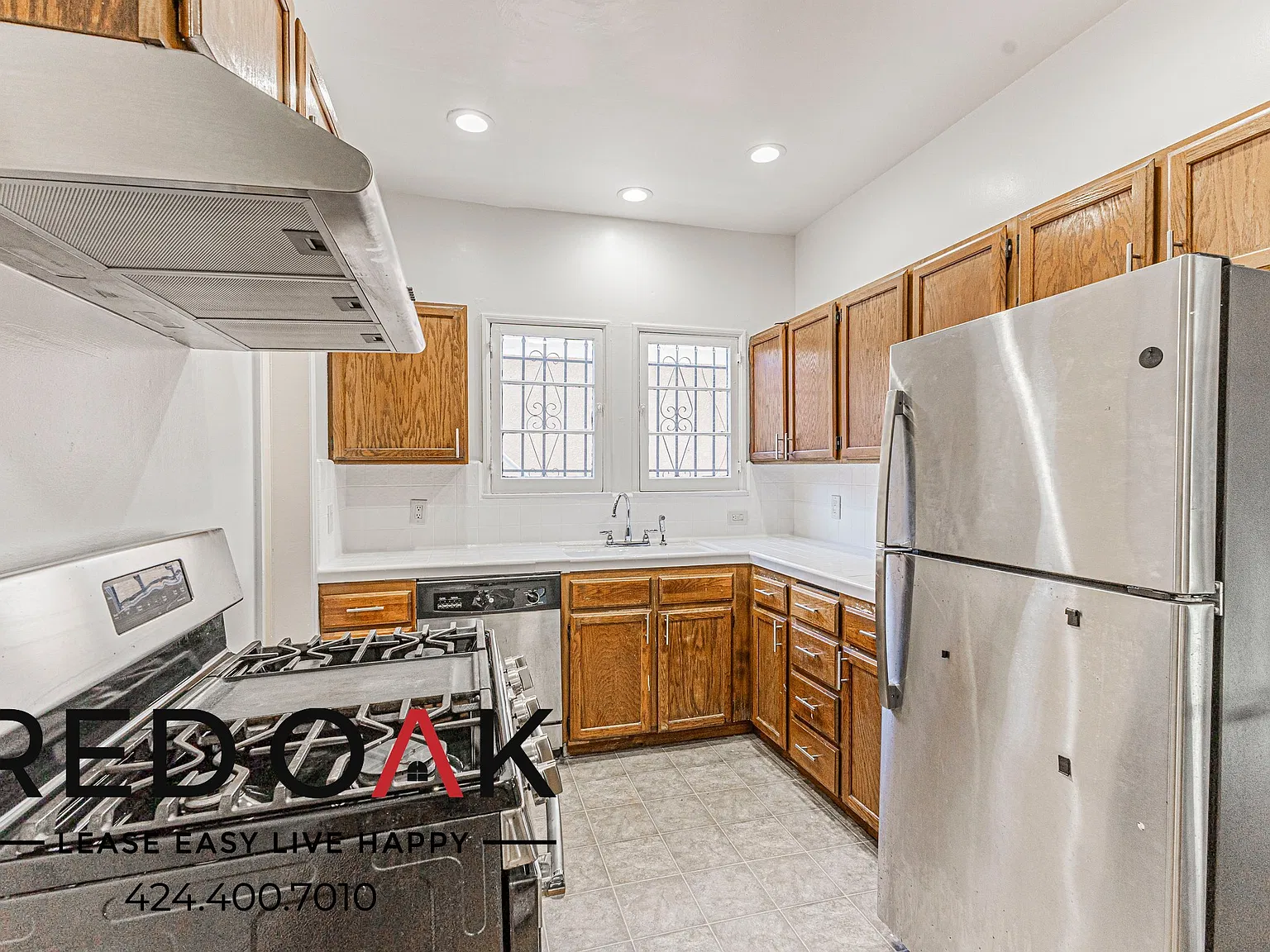 Comfortable 2-Bed with Decorative Fireplace, Dishwasher, Stainless Steel Appliances and Air Condi... — Photo 4
