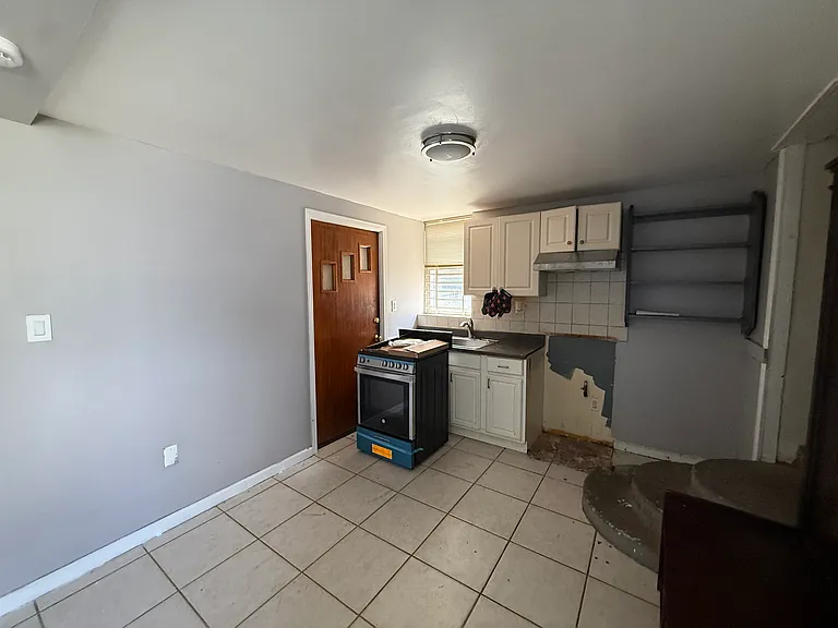 751 Logan Ave #BASEMENT — Photo 4