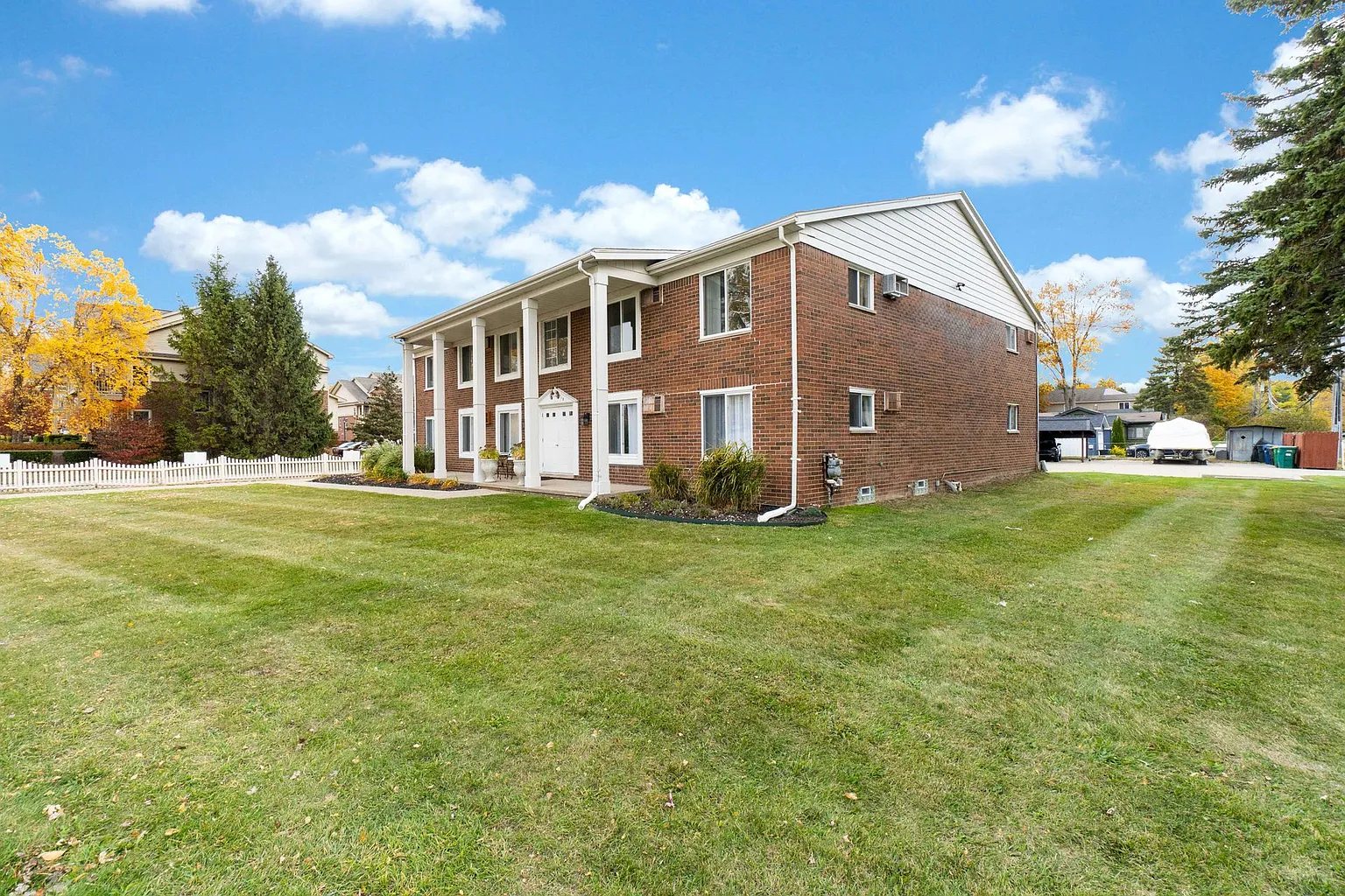 719 E Walled Lake Dr APT 162 photo 1