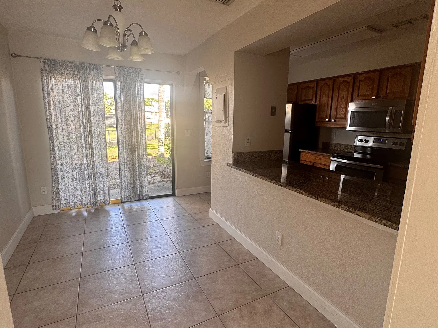 2 bed, 1.5 bath, 1156 sqft, $1,600 — Photo 4