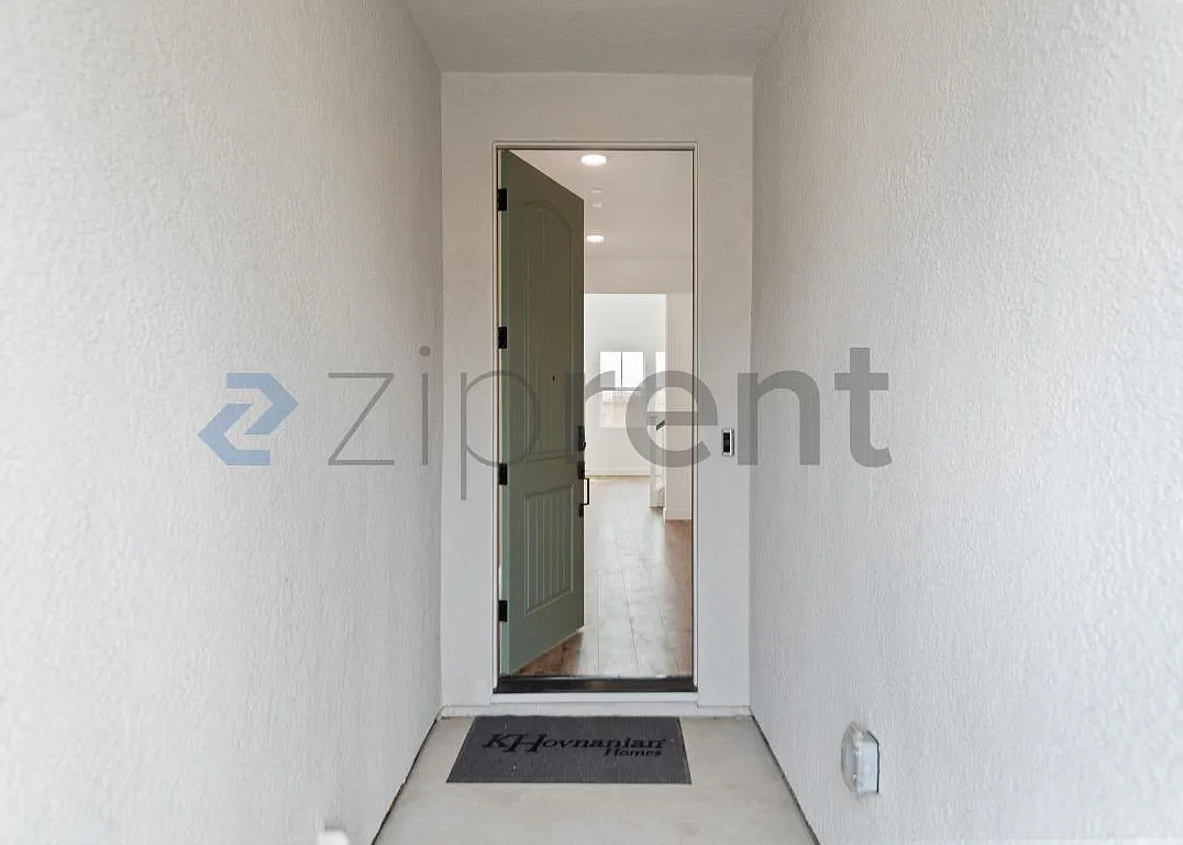 4 bed, 2555 sqft, $3,200 — Photo 3