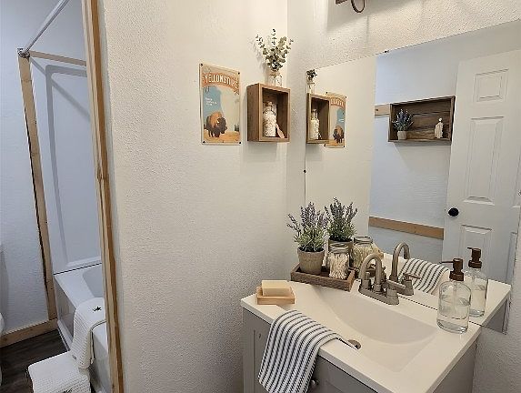 4th image of 102 Travertine St