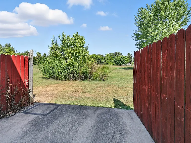 253 Stateline Rd — Photo 11