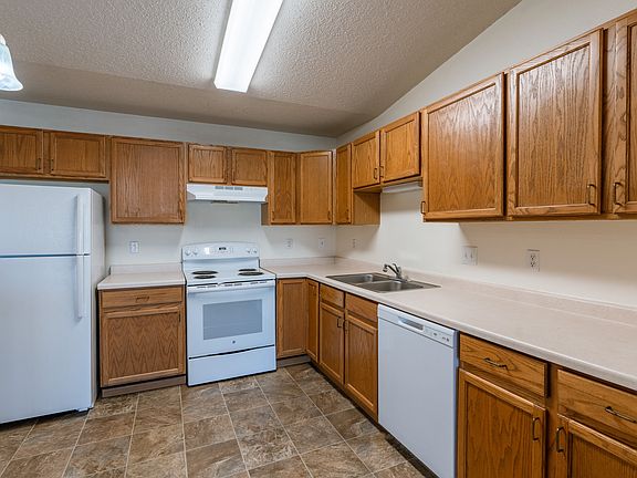 Fargo, ND Sunwood Apartments | Living and kitchen Fargo, ND Sunwood Apartments | Kitchen