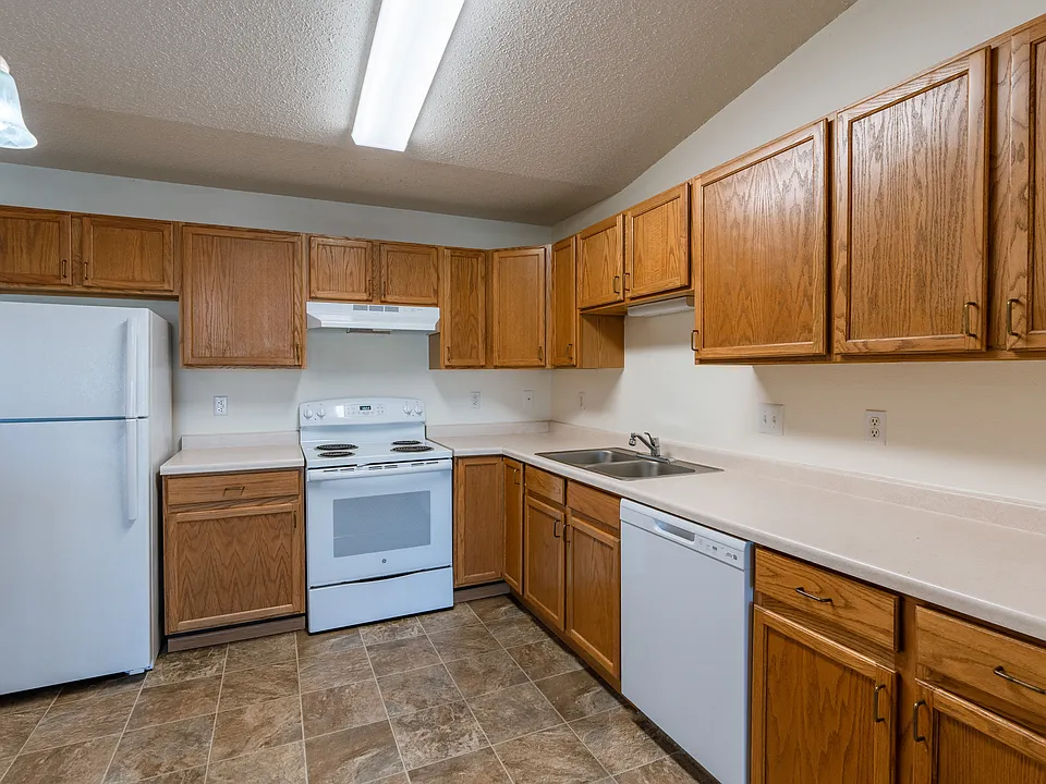 Fargo, ND Sunwood Apartments | Living and kitchen Fargo, ND Sunwood Apartments | Kitchen
