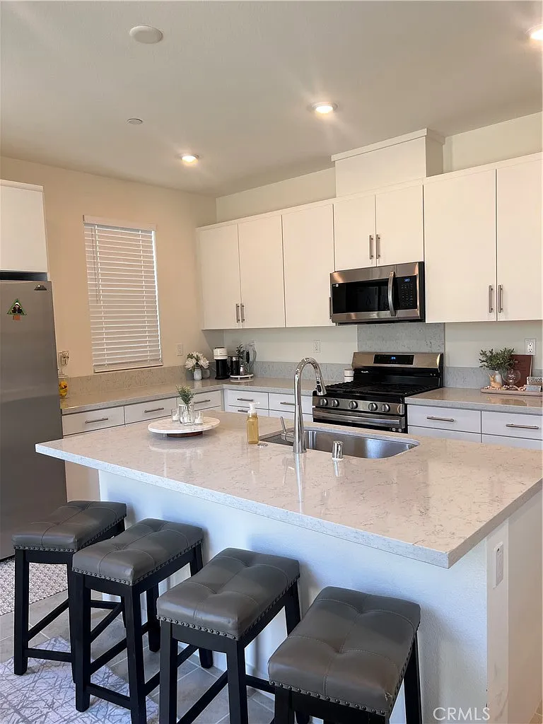 3 bed, 2.5 bath, 1450 sqft, $3,600 — Photo 3