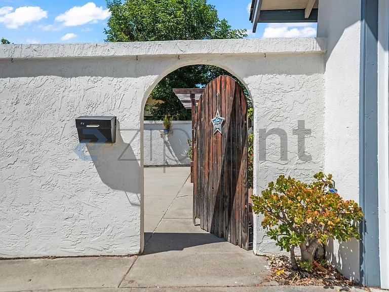 7525 Hazelnut Dr — Photo 2