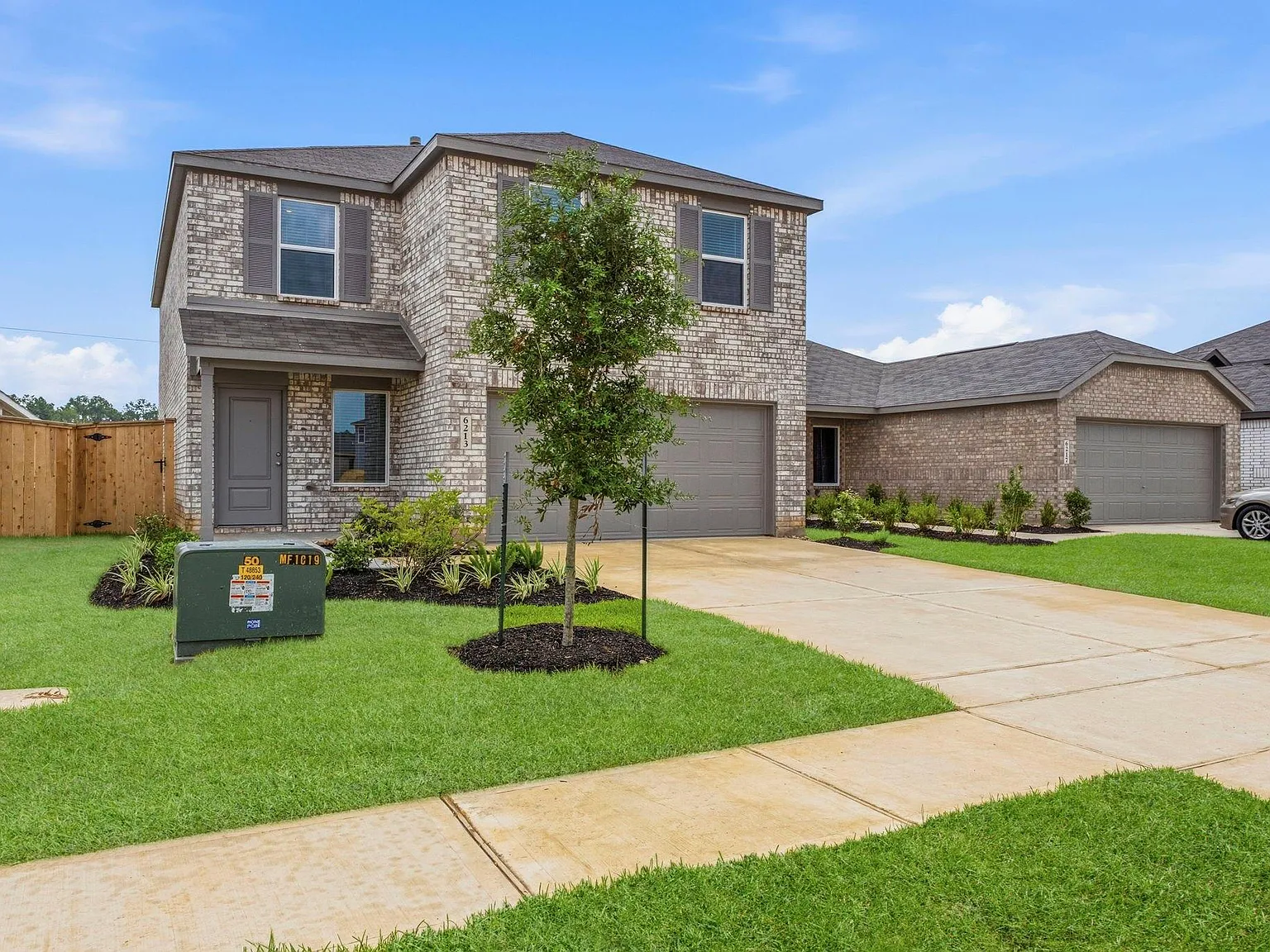 4 bed, 2.5 bath, 2254 sqft, $2,000 — Photo 2