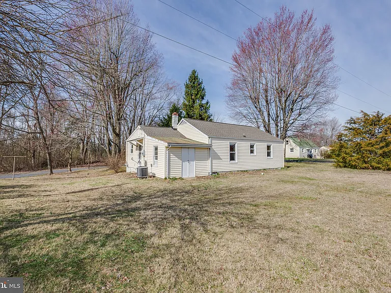 4297 Lunceford Ln — Photo 4